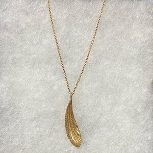 Elegant Gold Feather Pendant Necklace